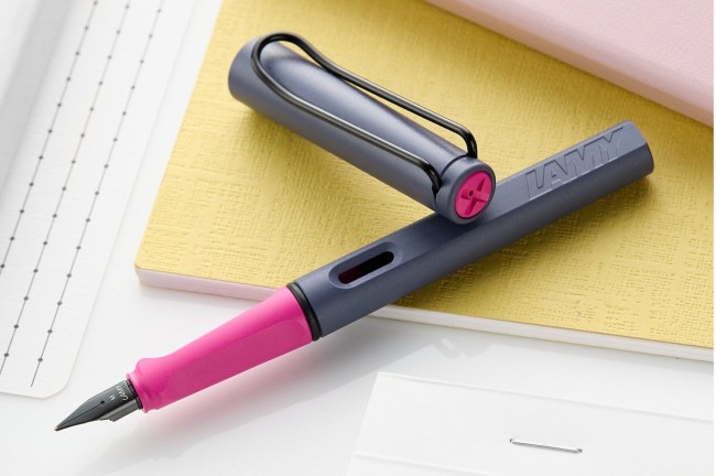 Перьевая ручка Lamy Safari Special Edition 2024, Розовый Утес Перьевая ручка Lamy Safari Special Edition 2024, Розовый Утес
