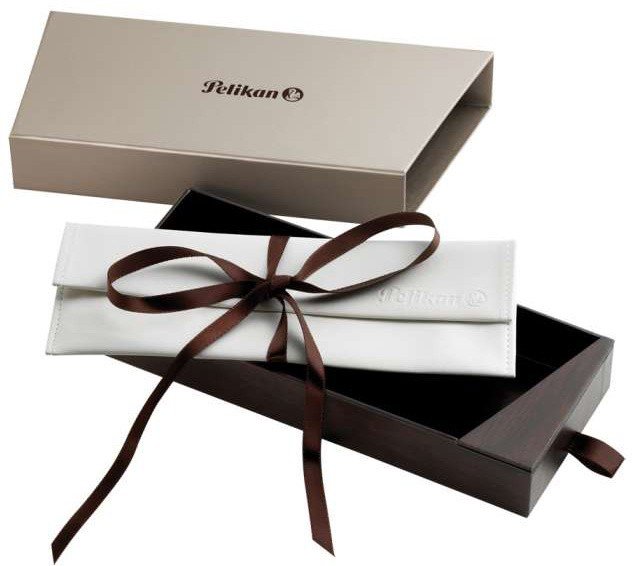 Перьевая ручка  Pelikan Elegance Pura P40, Black Silver, перо F Перьевая ручка  Pelikan Elegance Pura P40, Black Silver, перо F