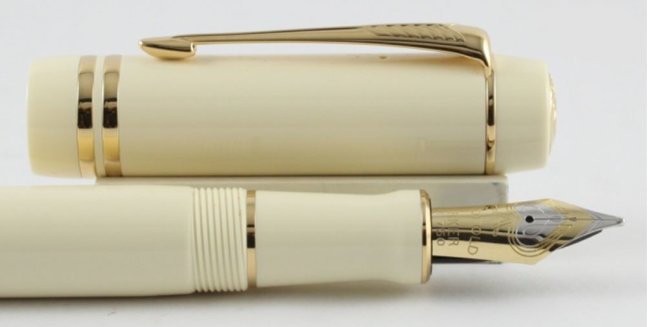 Перьевая ручка Parker Duofold Historical Colors International F74, White Ivorine GT Перьевая ручка Parker Duofold Historical Colors International F74, White Ivorine GT