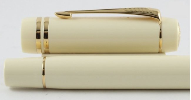 Перьевая ручка Parker Duofold Historical Colors International F74, White Ivorine GT Перьевая ручка Parker Duofold Historical Colors International F74, White Ivorine GT