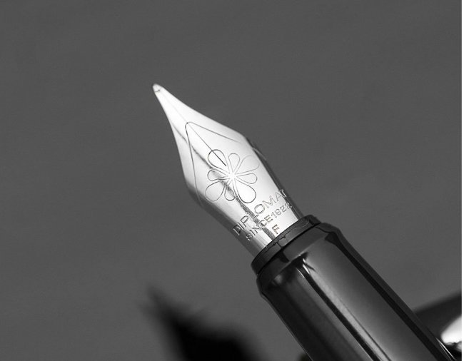 Перьевая ручка Diplomat Esteem, Black Lacquer F Перьевая ручка Diplomat Esteem, Black Lacquer F