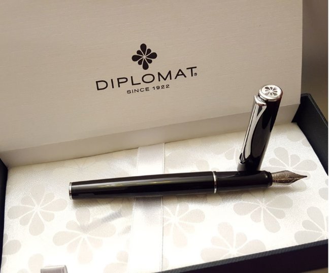 Перьевая ручка Diplomat Esteem, Black Lacquer F Перьевая ручка Diplomat Esteem, Black Lacquer F