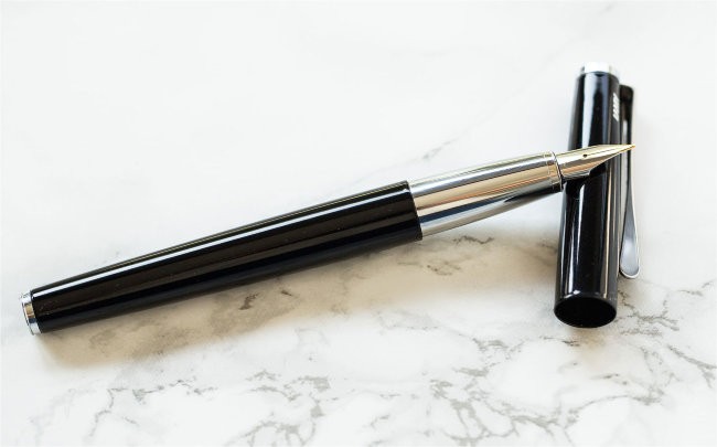 Перьевая ручка Lamy 068 studio, Черный лак Перьевая ручка Lamy 068 studio, Черный лак