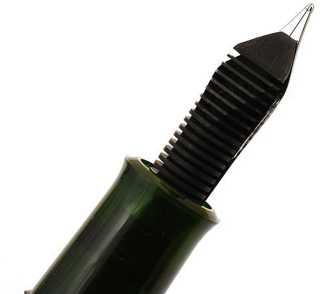 Ручка перьевая Pelikan Elegance Classic M205 SE Olivine, в комплекте флакон чернил Edelstein, подарочная коробка Ручка перьевая Pelikan Elegance Classic M205 SE Olivine, в комплекте флакон чернил Edelstein, подарочная коробка