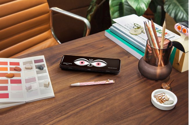 Ручка шариковая Caran d'Ache Office 849 Alexander Girard Pink, подарочная коробка Ручка шариковая Caran d'Ache Office 849 Alexander Girard Pink, подарочная коробка