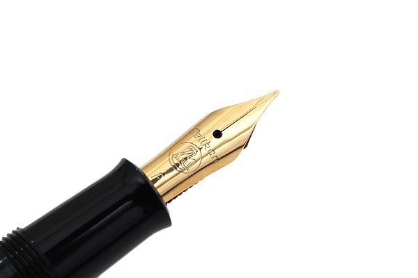 Перьевая ручка Pelikan Elegance Classic M200, Black GT Перьевая ручка Pelikan Elegance Classic M200, Black GT