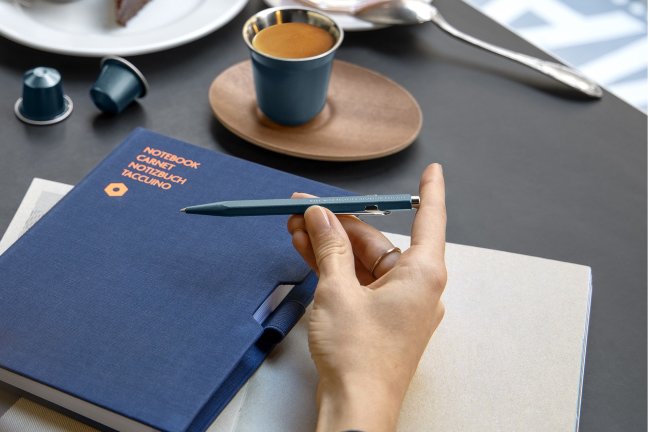 Ручка шариковая Caran d'Ache Office 849 Nespresso Blue Darkhan, подарочная коробка Ручка шариковая Caran d'Ache Office 849 Nespresso Blue Darkhan, подарочная коробка