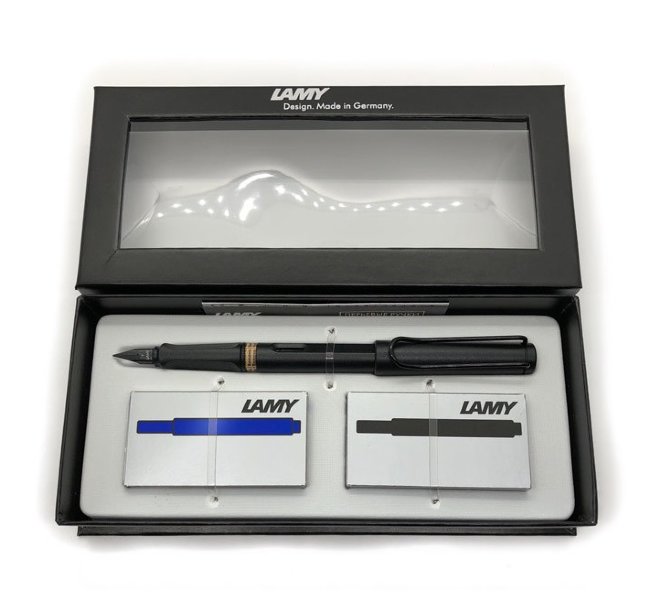 Комплект: Ручка перьевая Lamy Safari матовый черный с упаковками синих и черных картриджей