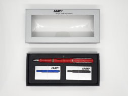 Комплект: Ручка перьевая Lamy Safari красный с упаковками синих и черных картриджей