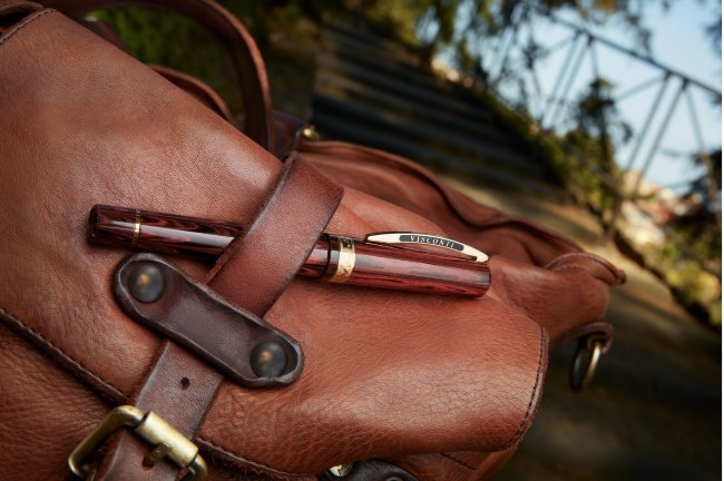 Перьевая ручка Visconti Voyager 30 Black/Orange Vermeil Limited Edition Перьевая ручка Visconti Voyager 30 Black/Orange Vermeil Limited Edition