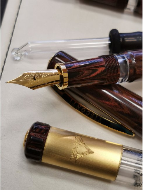 Перьевая ручка Visconti Voyager 30 Black/Orange Vermeil Limited Edition Перьевая ручка Visconti Voyager 30 Black/Orange Vermeil Limited Edition