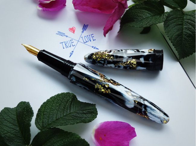 Перьевая ручка BENU Briolette Black & White Перьевая ручка BENU Briolette Black & White