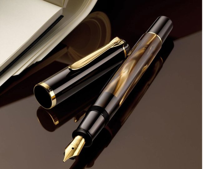 Перьевая ручка Pelikan Elegance Classic M200, коричневый мрамор, подарочная коробка Перьевая ручка Pelikan Elegance Classic M200, коричневый мрамор, подарочная коробка