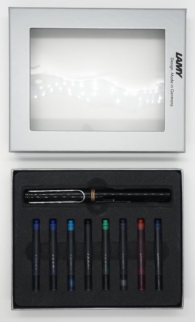 Комплект: Ручка перьевая Lamy Safari черный, картриджи разных цветов 8 шт. 