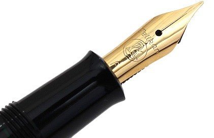 Перьевая ручка Pelikan Elegance Classic M200, черный, подарочная коробка Перьевая ручка Pelikan Elegance Classic M200, черный, подарочная коробка