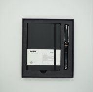 Комплект: Ручка перьевая Lamy Safari Черный, Записная книжка, мягкий переплет, А6, черный