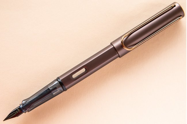 Перьевая ручка Lamy 090 lux, Marron (Special Edition) Перьевая ручка Lamy 090 lux, Marron (Special Edition)