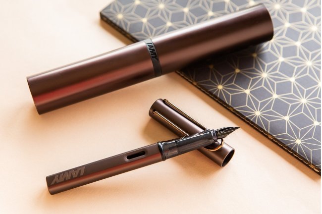Перьевая ручка Lamy 090 lux, Marron (Special Edition) Перьевая ручка Lamy 090 lux, Marron (Special Edition)