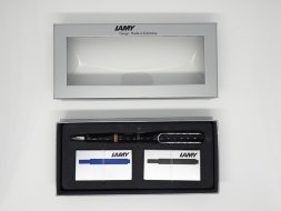 Комплект: Ручка перьевая Lamy Safari черный с упаковками синих и черных картриджей