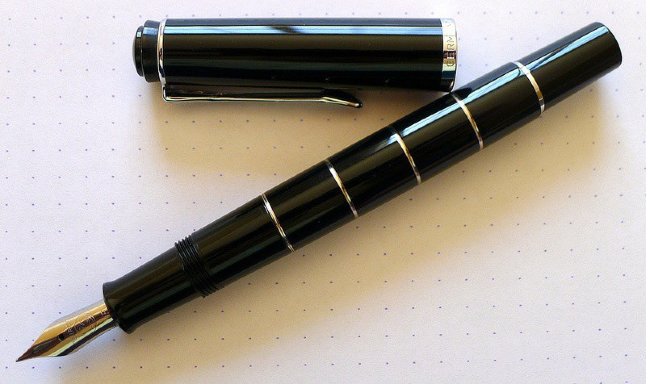 Перьевая ручка Pelikan Elegance Classic Rings M215, черный/серебристый, подарочная коробка