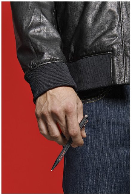 Шариковая ручка Caran d`Ache Ecridor Racing Black, подарочная коробка Шариковая ручка Caran d`Ache Ecridor Racing Black, подарочная коробка