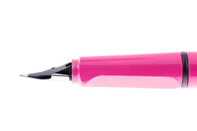 Комплект: Ручка перьевая Lamy Safari розовый, синий картридж, чернила, конвертер Комплект: Ручка перьевая Lamy Safari розовый, синий картридж, чернила, конвертер