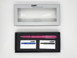 Комплект: Ручка перьевая Lamy Safari розовый с упаковками синих и черных картриджей