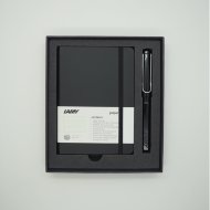 Комплект: Ручка-роллер Lamy Safari Черный, Записная книжка, мягкий переплет, А6, черный
