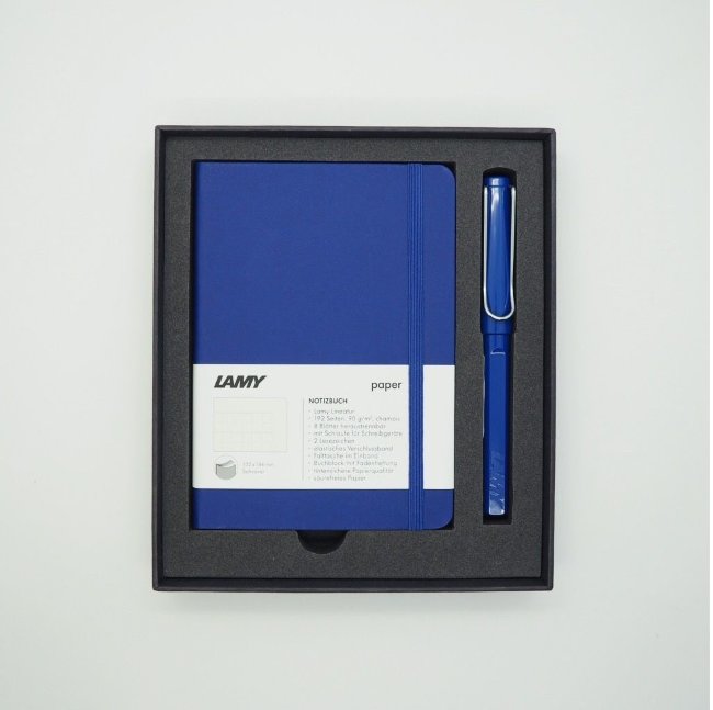 Комплект: Ручка-роллер Lamy Safari Синий, Записная книжка, мягкий переплет, А6, синий Комплект: Ручка-роллер Lamy Safari Синий, Записная книжка, мягкий переплет, А6, синий