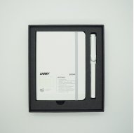 Комплект: Ручка-роллер Lamy Safari Белый, Записная книжка, мягкий переплет, А6, белый