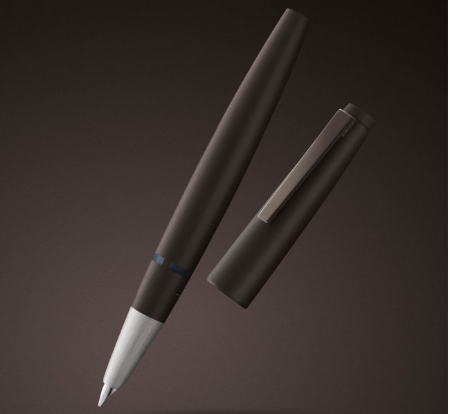 Лимитированный подарочный набор: Ручка перьевая Lamy 2000, темно-коричневая с золотым пером, записная книжка и книга Лимитированный подарочный набор: Ручка перьевая Lamy 2000, темно-коричневая с золотым пером, записная книжка и книга