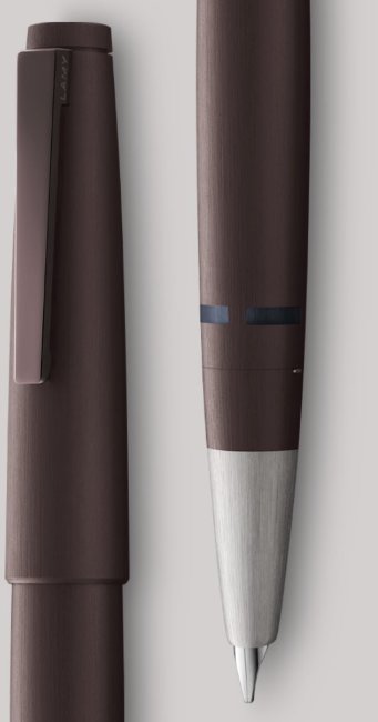 Лимитированный подарочный набор: Ручка перьевая Lamy 2000, темно-коричневая с золотым пером, записная книжка и книга Лимитированный подарочный набор: Ручка перьевая Lamy 2000, темно-коричневая с золотым пером, записная книжка и книга