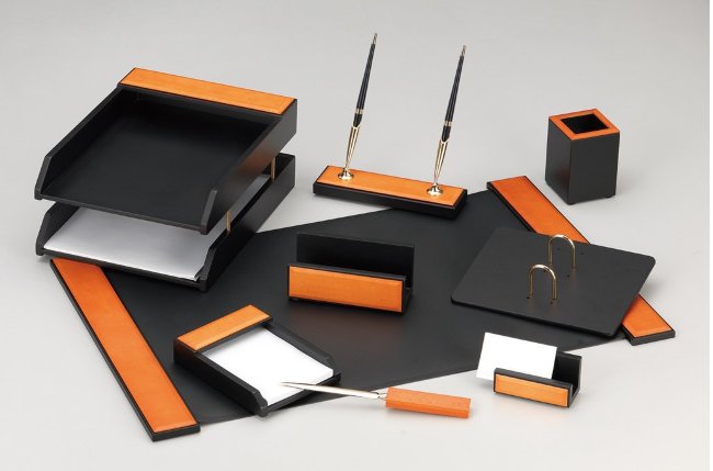 Настольный набор Good Sunrise, 9 предметов, медовый/черный Настольный набор Good Sunrise, 9 предметов, медовый/черный