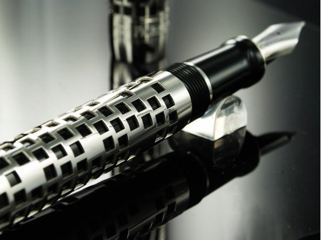 Перьевая ручка Parker Duofold Senior 125th Anniversary Limited Edition F100 Перьевая ручка Parker Duofold Senior 125th Anniversary Limited Edition F100