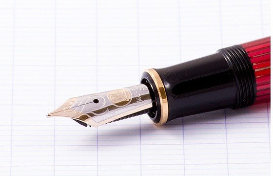 Перьевая ручка Pelikan Souveraen M 600, черный/красный, подарочная коробка Перьевая ручка Pelikan Souveraen M 600, черный/красный, подарочная коробка