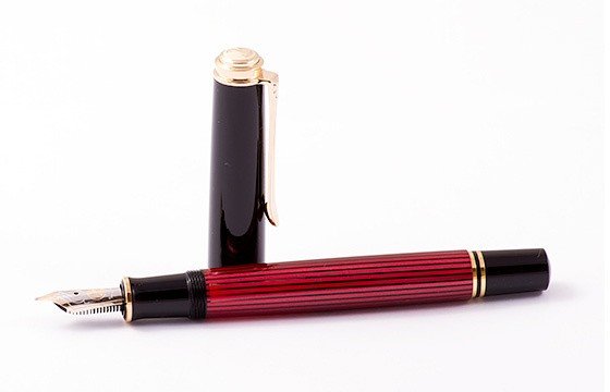 Перьевая ручка Pelikan Souveraen M 600, черный/красный, подарочная коробка Перьевая ручка Pelikan Souveraen M 600, черный/красный, подарочная коробка