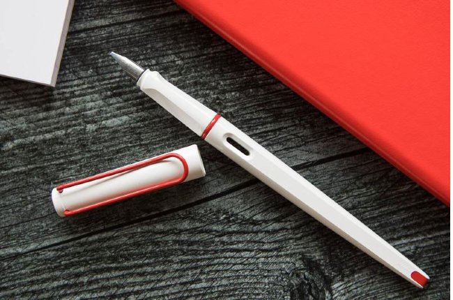 Перьевая ручка Lamy 015 joy, красно-белый Перьевая ручка Lamy 015 joy, красно-белый