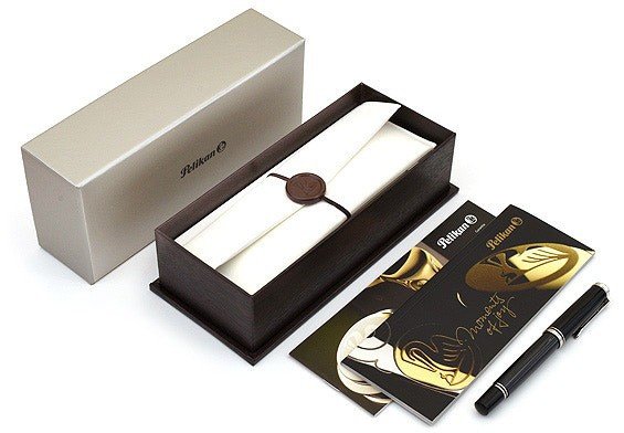 Ручка перьевая Pelikan Souveraen M 405 белый/серебристый F Ручка перьевая Pelikan Souveraen M 405 белый/серебристый F