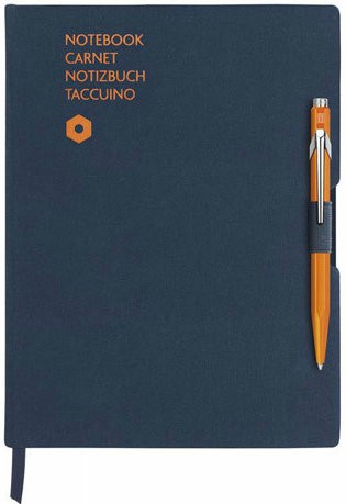 Записная книжка Caran d'Ache Office, A5, синий + шариковая ручка 849, оранжевый Записная книжка Caran d'Ache Office, A5, синий + шариковая ручка 849, оранжевый
