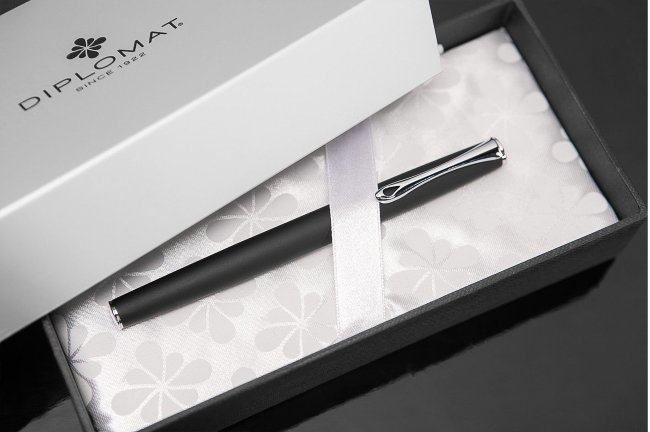 Перьевая ручка Diplomat Esteem Lapis Black Перьевая ручка Diplomat Esteem Lapis Black